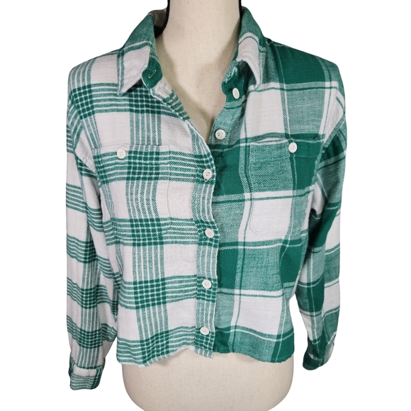 American Eagle Outfitters Tops - American Eagle Cropped Long Sleeve Button Up Flannel, Green/White, Small
